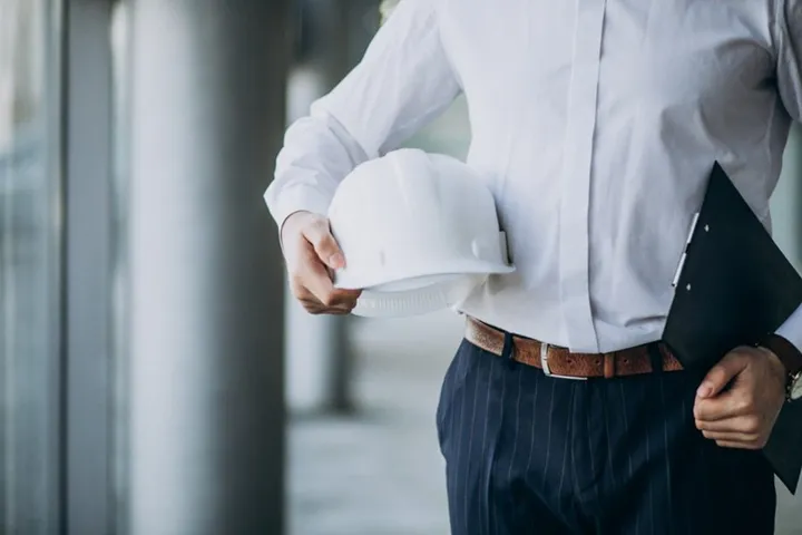 Engenheiro civil com capacete e prancheta — responsável técnico Newton Oliveira Engenharia
