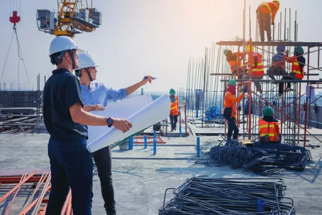 Engenheiros acompanhando execução de obra no canteiro